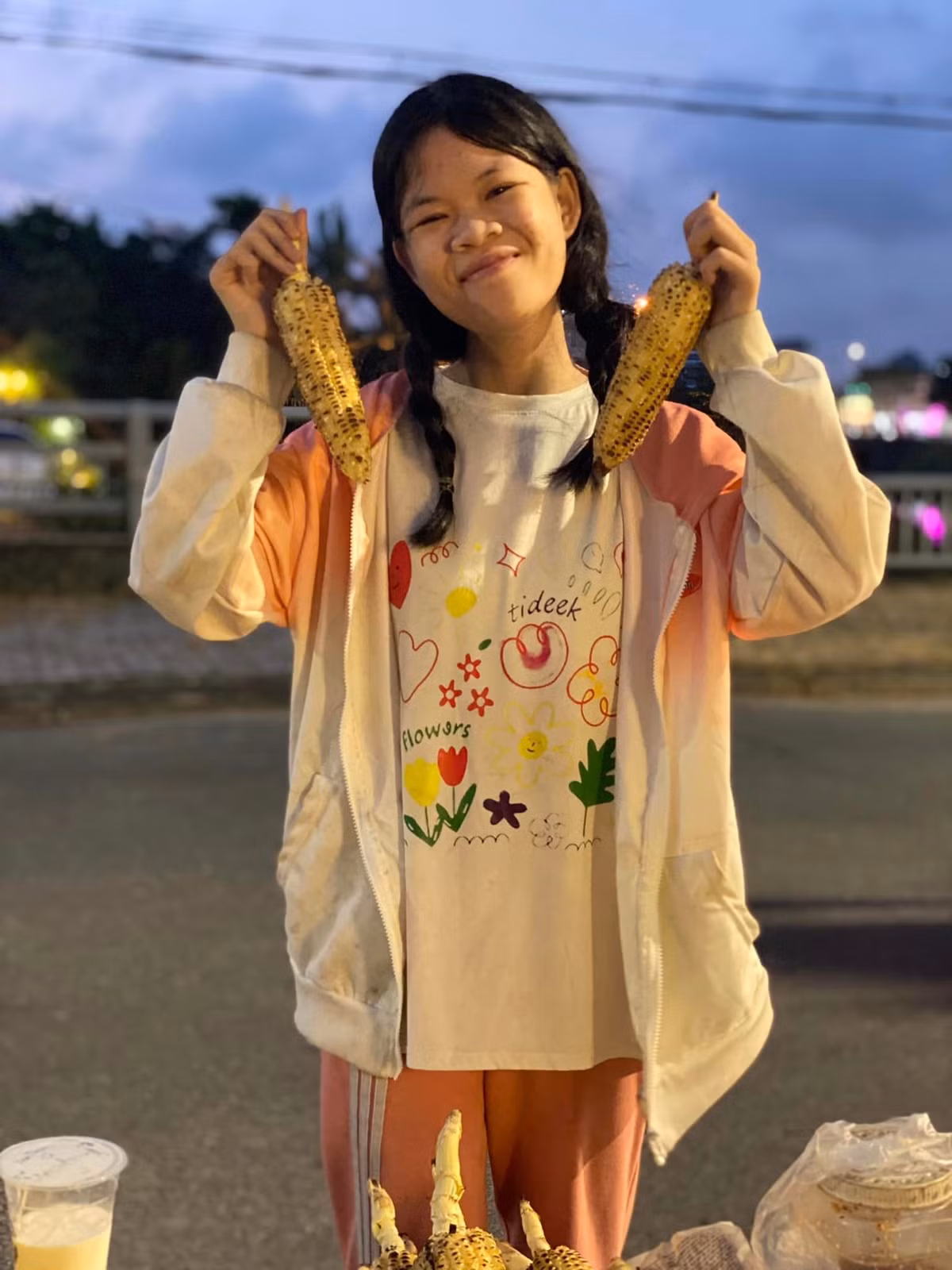 Cũng nhờ sự nổi tiếng của bản thân mà Thanh Nga Bento có thể kiếm thu nhập từ quảng cáo cho các nhãn hàng, dù tiền cát-xê không cao nhưng đủ để cô góp phần giúp đỡ bố mẹ. Ảnh: Tổng hợp