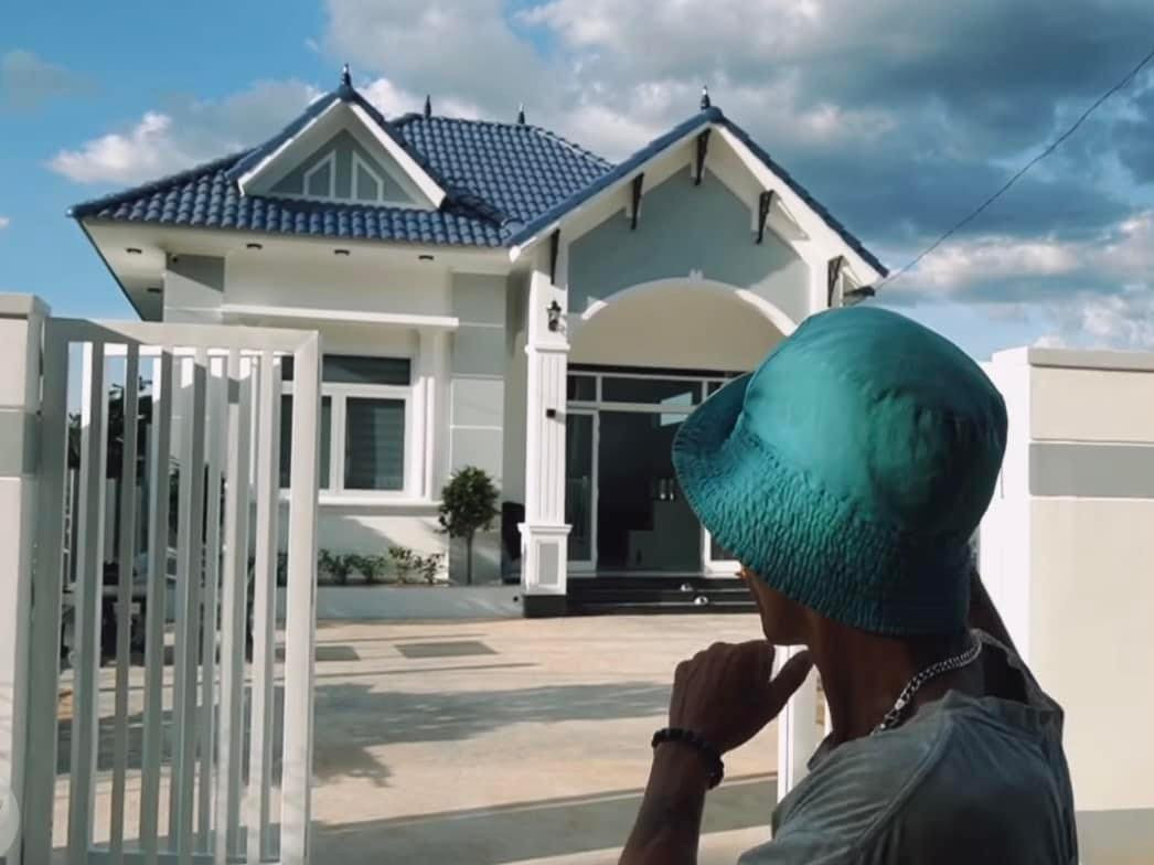 Ngoài ra, So Y Tiết cũng có thêm nguồn thu từ việc tham gia các sự kiện, quảng cáo. Bạn gái là người giúp đỡ anh trong việc soạn và sắp xếp hợp đồng làm việc. Trước khi nổi tiếng, So Y Tiết là chàng thanh niên nghèo ở nông thôn, kiếm sống bằng công việc chăn trâu, bò, làm thuê cho người khác.