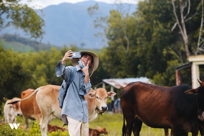 Cũng đi lên từ nghèo khó, hiện tượng mạng So Y Tiết hiện tại đã sở hữu căn nhà đầu tiên. chỉ xây nhà trên một phần đất, phía trước là sân, đằng sau là khu vườn rộng rãi để trồng rau và cây ăn trái. Dọc tường rào và trước nhà được bạn gái Sô Y Tiết trồng hoa hồng.