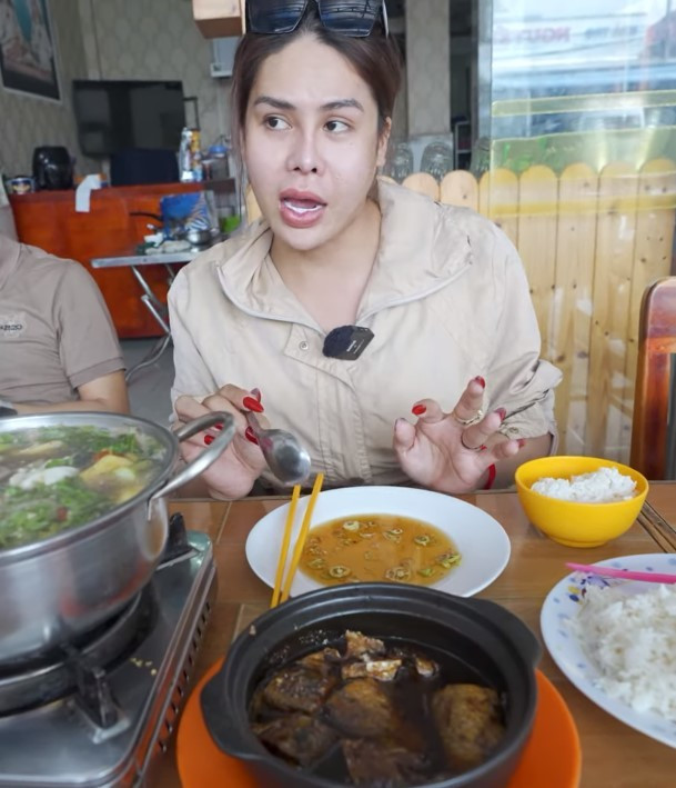 Nằm trong loạt hiện tượng mạng nổi tiếng, Cát Thy có tên thật là Nguyễn Chí Hùng nổi tiếng khi diễn tại đoàn lô tô Hương Nam vào năm 2008 và cũng tham gia thêm nhiều webdrama trên YouTube.