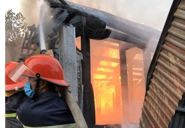 Nha tho ho bi lua thieu rui dung ngay ram thang 7