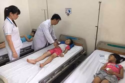 Hon 60 hoc sinh tieu hoc cap cuu vi nghi bi ngo doc thuc pham