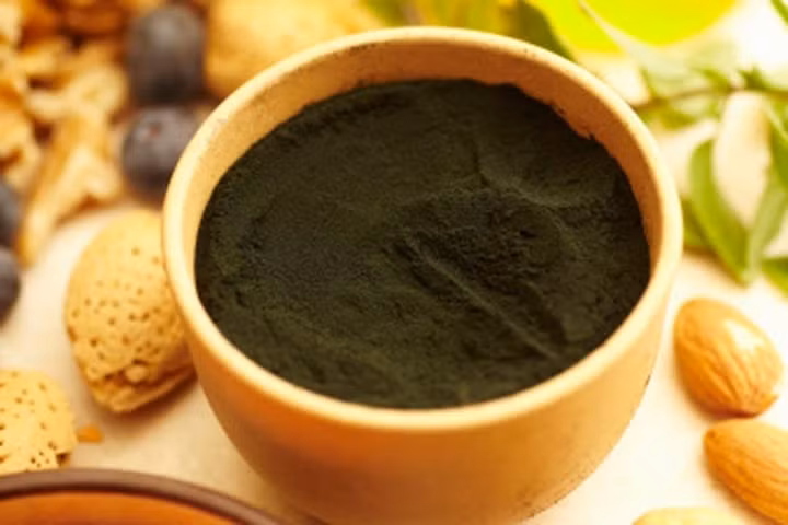 Tinh bột tảo xoắn spirulina: Tinh bột tảo xoắn giàu chất xơ, protein, vitamin, khoáng chất, các axit béo thiết yếu, đồng thời chứa axit nucleic, polysacarit và các chất chống oxy hóa giúp chống lại gốc tự do và tăng cường hệ miễn dịch. Nó còn chứa hàm lượng chất diệp lục và sắt cao hỗ trợ hệ giải độc của cơ thể.