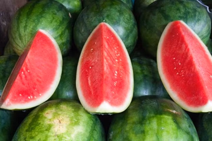 Dưa hấu: Dưa hấu giàu lycopene, vitamin A và chất xơ. Dưa hấu giúp gan xử lí amoniac - một chất thải độc hại chứa ni-tơ, và chuyển hóa thành u-rê. Hãy ăn dưa hấu thường xuyên để tăng khả năng giải độc tự nhiên của cơ thể.