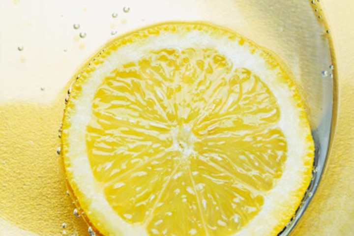 Nước chanh: Uống nước chanh và không ăn thức ăn đặc trong vài ngày có thể tăng cường chức năng giải độc tự nhiên của cơ thể. Nước chanh chứa lượng vitamin C vừa đủ và các chất chống oxy hóa có tên là limonoid có chức năng hoạt hóa các enzim giải độc./.