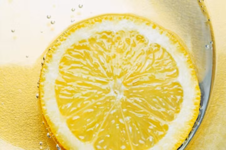 Nước chanh: Uống nước chanh và không ăn thức ăn đặc trong vài ngày có thể tăng cường chức năng giải độc tự nhiên của cơ thể. Nước chanh chứa lượng vitamin C vừa đủ và các chất chống oxy hóa có tên là limonoid có chức năng hoạt hóa các enzim giải độc./.