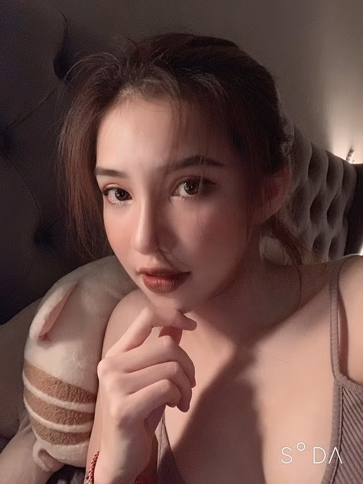 Gương mặt khác lạ của Lưu Đê Ly sau 2 tháng phẫu thuật và trang điểm.