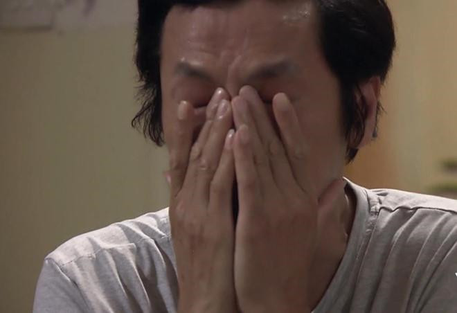 Ông Sơn ôm mặt khóc vì thương con gái.