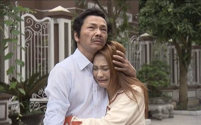 Cảnh ông Sơn ôm Thư trong Về nhà đi con được nhiều người chia sẻ trên mạng xã hội.