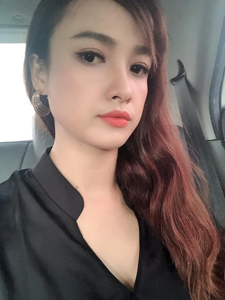 "Toàn những chỗ ô uế mà trên miệng phun ra như là hay tài lắm vậy. Xong đuối lý quá lại bảo tôi làm cave và con tui không có chủ? Bình thường đụng tới tui sao cũng được, tới con tui là tui nhảy lên rồi. Cơ mà thôi, tui đàn bà vậy chứ tính đàn ông hơn nhiều thằng lắm... Mẹ cho anh cái miệng xinh sao chẳng nói được lời tử tế", lời lẽ cực gắt Lê Bê La gửi đến anti-fan.