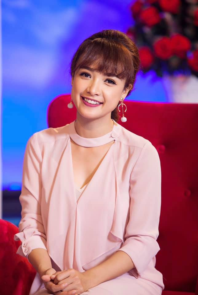 Tuy không muốn nhắc đến tên người đã miệt thị mình, nhưng nữ diễn viên vẫn rất tức giận. Trả lời bình luận của bạn bè, Lê Bê La cho biết tất cả bắt nguồn từ những tranh luận hết sức bình thường với chủ đề về ca khúc đình đám những ngày qua "Độ ta không độ nàng".