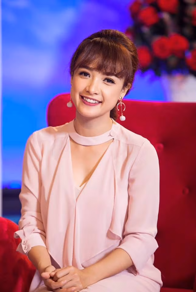 Tuy không muốn nhắc đến tên người đã miệt thị mình, nhưng nữ diễn viên vẫn rất tức giận. Trả lời bình luận của bạn bè, Lê Bê La cho biết tất cả bắt nguồn từ những tranh luận hết sức bình thường với chủ đề về ca khúc đình đám những ngày qua "Độ ta không độ nàng".