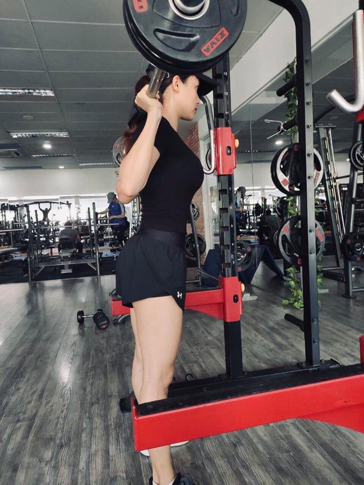 Lê Bê La đăng tải bức ảnh đang chăm chỉ tập luyện giữ dáng nhưng lời lẽ lại ám chỉ người khiến cô không khỏi bức xúc. Nữ diễn viên viết: "Trong 1 sự việc, nếu không đáp trả, không phải vì họ ngu hay nhu nhược mà vì bạn không xứng tầm để họ phải lên tiếng. Mở miệng ra là cho người khác biết mình nằm đâu rồi".