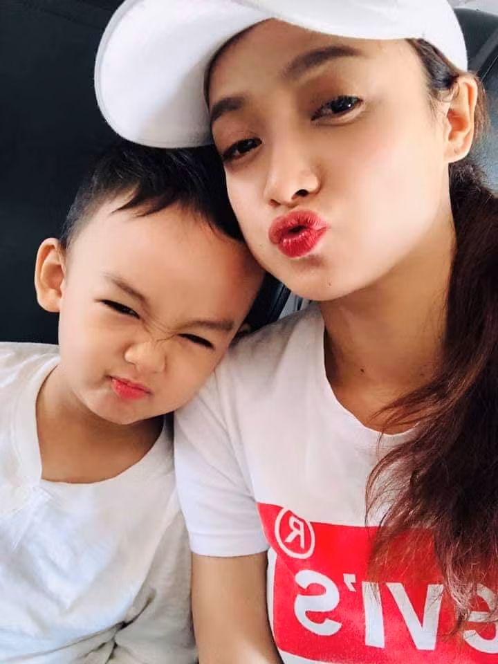 Sau kết hôn, vợ chồng Lê Bê La được nhận xét là một trong những cặp đôi có cuộc sống bình yên nhất nhì showbiz. Sau hơn 3 năm kết hôn, cặp đôi có 1 bé trai kháu khỉnh đã được 4 tuổi.