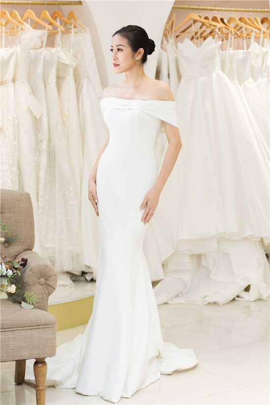 Được biết, chồng sắp cưới của Phí Linh là biên tập viên – MC Lê Hoàng Linh của Đài Truyền hình Việt Nam, hiện đang là Phó Trưởng phòng tiếng Anh của kênh VTV4. Đây là thông tin mà cư dân mạng tinh ý tìm ra ngay sau khi Phí Linh báo tin kết hôn.