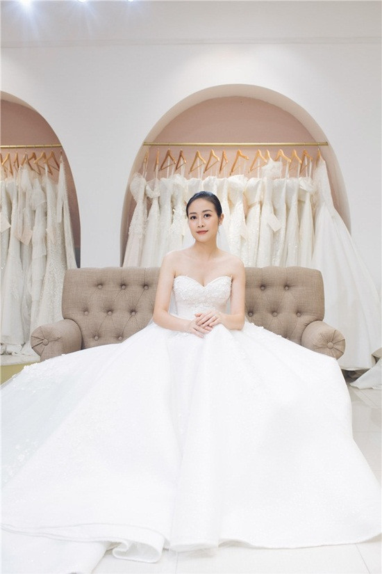 Để có được thành công như ngày hôm nay, Phí Linh đã phải trải qua chặng đường dài 10 năm nỗ lực để khẳng định mình. Nữ MC nhận được nhiều lời chúc mừng của mọi người sau khi tiết lộ về tin kết hôn, MC Nguyên Khang đặc biệt nhắn nhủ: “Chúc mừng đám cưới của em gái. Chúc em luôn hạnh phúc. Anh sẽ thu xếp bay ra chung vui với vợ chồng em nhé!”.