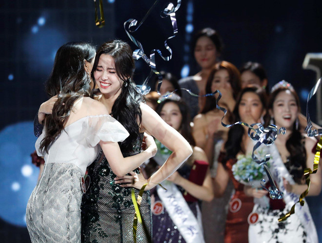 Trải qua nhiều phần thi, ngôi vị cao nhất đã thuộc về Kim Se Yeon - nữ sinh 20 tuổi, gốc Mỹ. Kim Se Yeon không nén được xúc động trong giây phút đăng quang. Người đẹp 20 tuổi gửi lời cám ơn tới ban tổ chức, gia đình và những người đã ủng hộ cô trong suốt thời gian diễn ra cuộc thi.