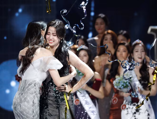 Trải qua nhiều phần thi, ngôi vị cao nhất đã thuộc về Kim Se Yeon - nữ sinh 20 tuổi, gốc Mỹ. Kim Se Yeon không nén được xúc động trong giây phút đăng quang. Người đẹp 20 tuổi gửi lời cám ơn tới ban tổ chức, gia đình và những người đã ủng hộ cô trong suốt thời gian diễn ra cuộc thi.