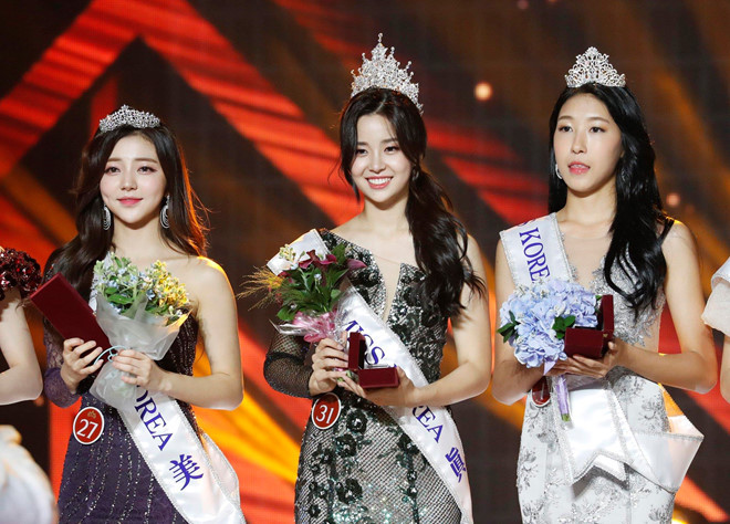 Trong đêm chung kết, 32 người đẹp trải qua các phần thi: trình diễn áo tắm, trang phục truyền thống và trang phục dạ hội. Những năm gần đây, cuộc thi Hoa hậu Hàn Quốc vướng lùm xùm khi các thí sinh đều có gương mặt na ná nhau và dính nghi vấn phẫu thuật thẩm mỹ. Xem video "Phạm Hương chia sẻ: Showbiz chỉ là cuộc dạo chơi của tuổi trẻ". Nguồn Youtube: