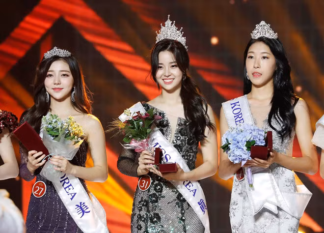 Trong đêm chung kết, 32 người đẹp trải qua các phần thi: trình diễn áo tắm, trang phục truyền thống và trang phục dạ hội. Những năm gần đây, cuộc thi Hoa hậu Hàn Quốc vướng lùm xùm khi các thí sinh đều có gương mặt na ná nhau và dính nghi vấn phẫu thuật thẩm mỹ. Xem video "Phạm Hương chia sẻ: Showbiz chỉ là cuộc dạo chơi của tuổi trẻ". Nguồn Youtube: