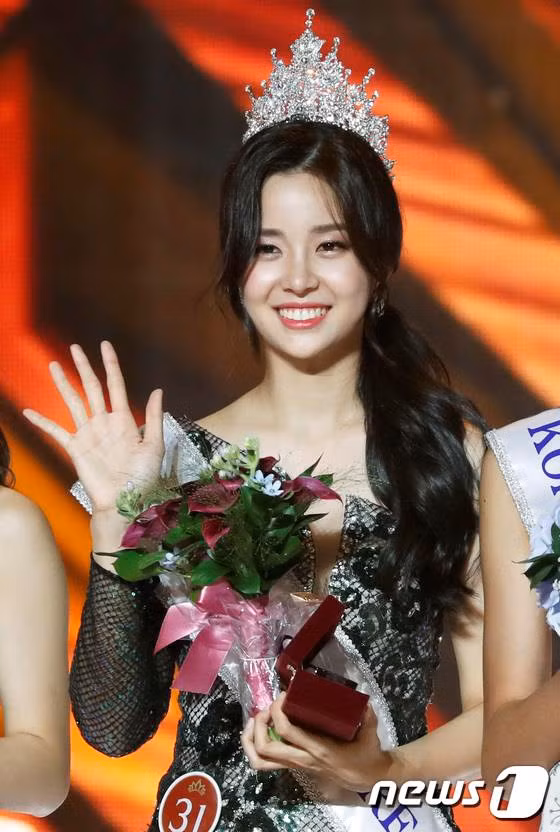 Phát biểu sau khi đăng quang, tân hoa hậu cho biết: “Tôi sẽ cố gắng xứng đáng với vương miện, tạo sự ảnh hưởng không chỉ trong nước mà còn cả thế giới”. Cô là thí sinh tiềm năng, được đánh giá cao ngay từ những vòng ngoài.