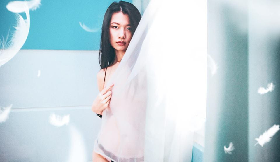 Trên trang cá nhân, nữ diễn viên thường xuyên khoe ảnh gợi cảm. Thậm chí có những bức ảnh cô nàng phô bày cơ thể một cách lộ liễu khiến dân mạng nóng mắt.