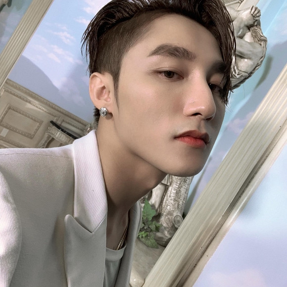 Ăn mừng cho chiến thắng này, Sơn Tùng đã đăng tải loạt ảnh hậu trường lên trang Fanpage cá nhân, cùng lời cảm ơn khán giả đã ủng hộ sản phẩm của mình.