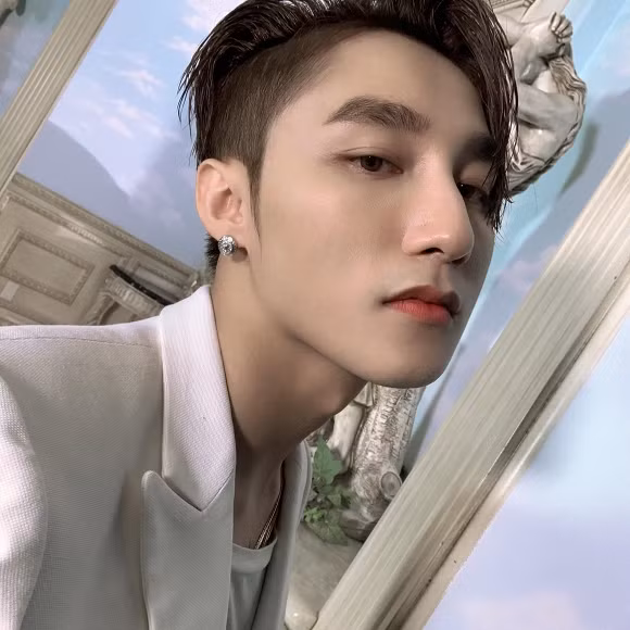 Ăn mừng cho chiến thắng này, Sơn Tùng đã đăng tải loạt ảnh hậu trường lên trang Fanpage cá nhân, cùng lời cảm ơn khán giả đã ủng hộ sản phẩm của mình.