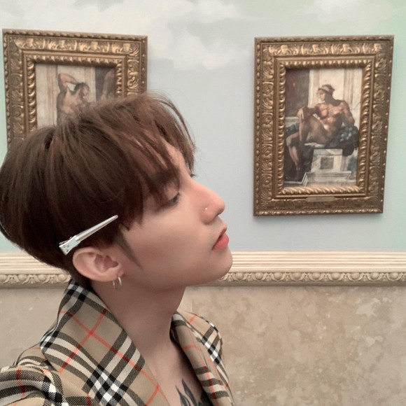 Sơn Tùng cho biết, toàn bộ những hình ảnh được anh chia sẻ này đều chụp ở Los Angeles, Mỹ, khi anh cùng ê-kíp thực hiện MV "Hãy trao cho anh".