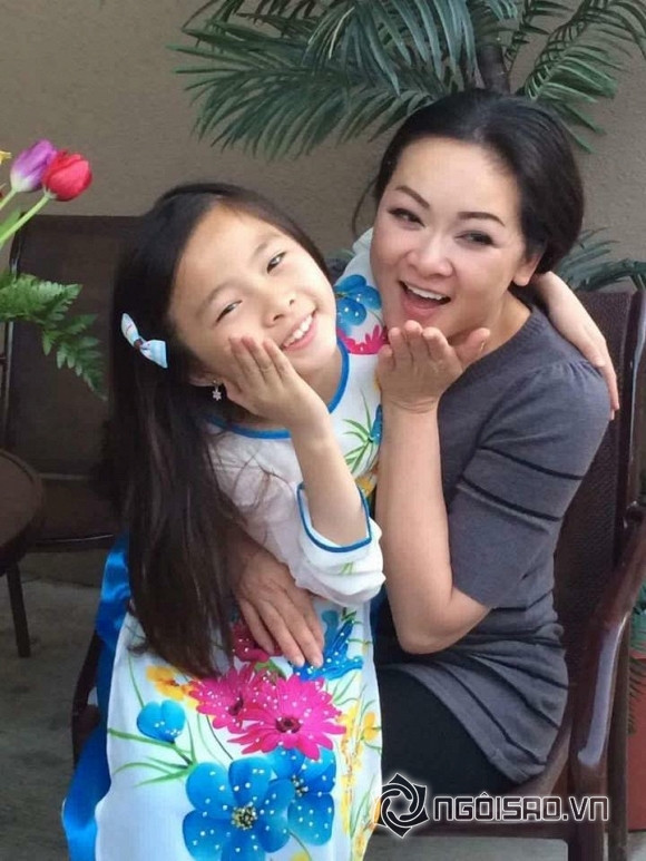 Khi không phải đi diễn, nữ ca sĩ dành thời gian để ở bên con.