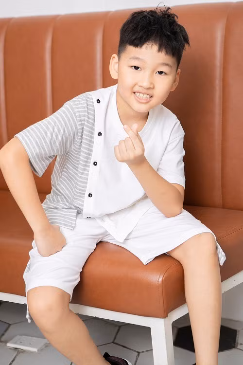 Lần đầu làm người mẫu ảnh cùng mẹ, Bin tạo dáng tự nhiên, dạn dĩ trước ống kính.