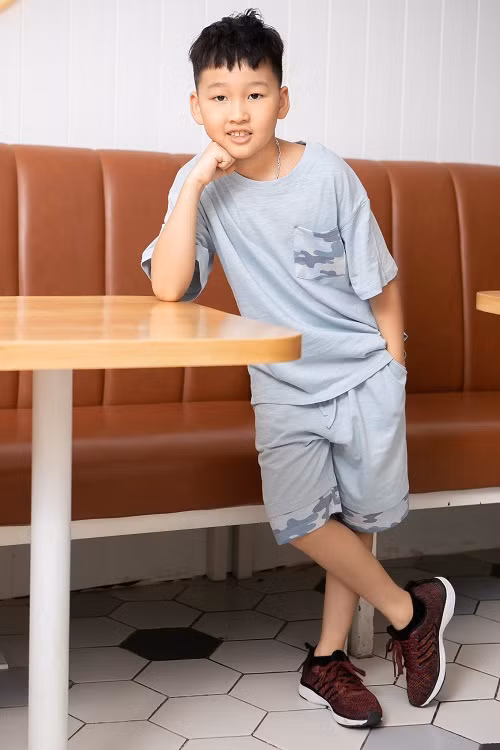 "Con trai tôi đang học lớp ba - lứa tuổi ẩm ương, dần hình thành nhân cách. Tôi hơi tiếc vì công việc bận rộn, không có nhiều thời gian chăm sóc con như mong muốn. Tôi may mắn vì chồng đỡ đần nhiều. Những lúc tôi vắng nhà, anh là người kết nối, giúp con không cảm thấy trống trải khi phải xa mẹ. Còn lại, tôi vẫn tranh thủ thời gian rảnh để quan tâm con. Chúng tôi cũng thường xuyên thu xếp thời gian cùng đi du lịch, gắn kết tình cảm", Bảo Thanh từng chia sẻ.