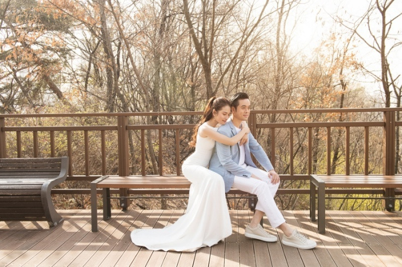 Cả hai dành cho nhau những cử chỉ ngọt ngào, lãng mạn trong từng bức hình.