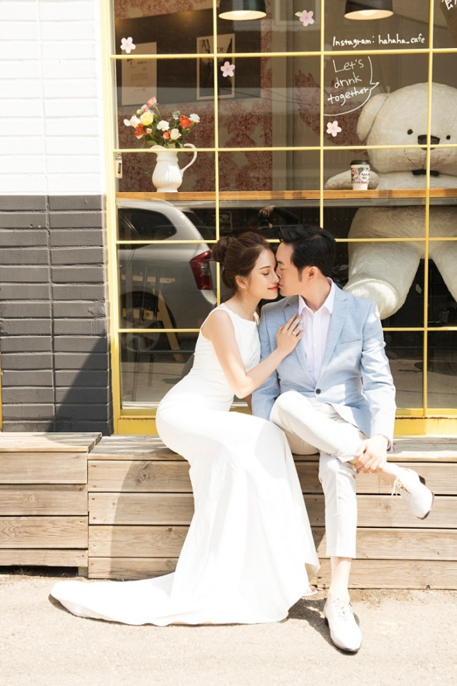 Được biết, hiện Dương Khắc Linh và Ngọc Duyên đều đang tất bật chuẩn bị cho hôn lễ sắp tới. Thiệp mời cả hai cũng đã gửi đến tay từng khách mời từ vài ngày trước.