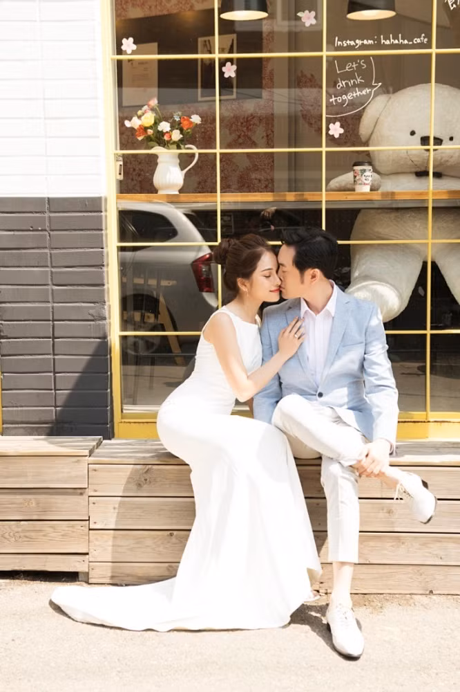 Được biết, hiện Dương Khắc Linh và Ngọc Duyên đều đang tất bật chuẩn bị cho hôn lễ sắp tới. Thiệp mời cả hai cũng đã gửi đến tay từng khách mời từ vài ngày trước.