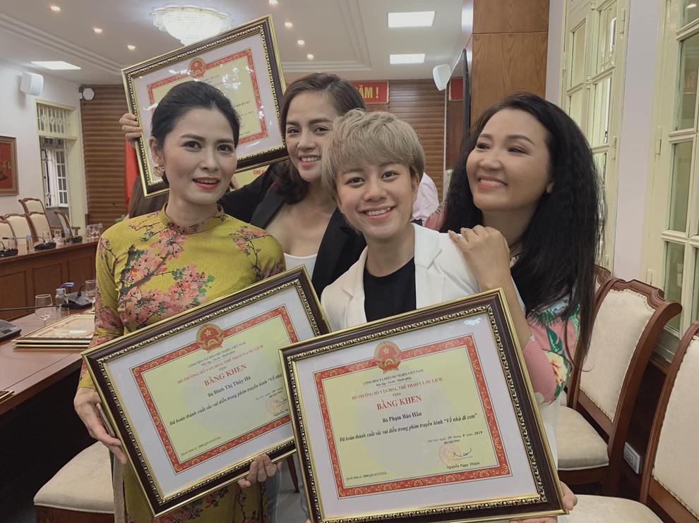 E-kip “Ve nha di con” 13 nguoi nhan bang khen, sao Khai vu phu bi sot?