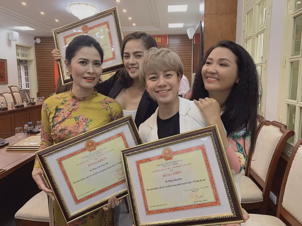 E-kip “Ve nha di con” 13 nguoi nhan bang khen, sao Khai vu phu bi sot?