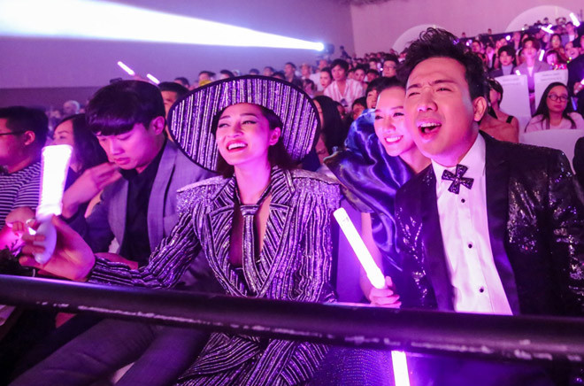 Bên dưới hàng ghế khách mời, rất đông nghệ sĩ như Bảo Anh, vợ chồng Trấn Thành, Hari Won,... nhún nhảy, cổ vũ cuồng nhiệt.