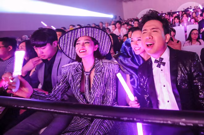 Bên dưới hàng ghế khách mời, rất đông nghệ sĩ như Bảo Anh, vợ chồng Trấn Thành, Hari Won,... nhún nhảy, cổ vũ cuồng nhiệt.