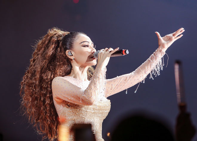 “Khi con mới sinh ra đời được vài tháng, có những biến cố đến với mẹ, có những lần mẹ ôm con trong lòng mà tưởng chừng mình gục ngã, nuốt nước mắt vào trong. Khi nhìn thấy ánh mắt và nụ cười của con, đó như một nguồn năng lượng bất tận, một sức mạnh vô hình làm mẹ mạnh mẽ hơn bao giờ hết. Cám ơn con trai của mẹ rất nhiều”, nữ ca sĩ xúc động bày tỏ.