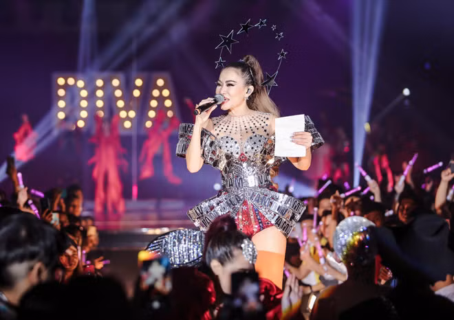 Ngoài ra, mặc cho những lùm xùm xoay quanh danh xưng Diva, Thu Minh vẫn diện trang phục đính dòng chữ “I am Diva”. Nữ ca sĩ dùng giọng hát cùng những màn trình diễn được đầu tư cầu kỳ, lộng lẫy để nhấn mạnh danh xưng ấy trong đêm nhạc của mình.