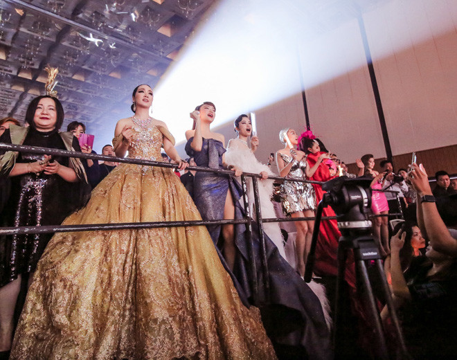 Thậm chí, mặc cho việc đang diện trang phục cầu kỳ, nhiều ngôi sao còn đứng dậy nhún nhảy hết mình cùng nữ ca sĩ.