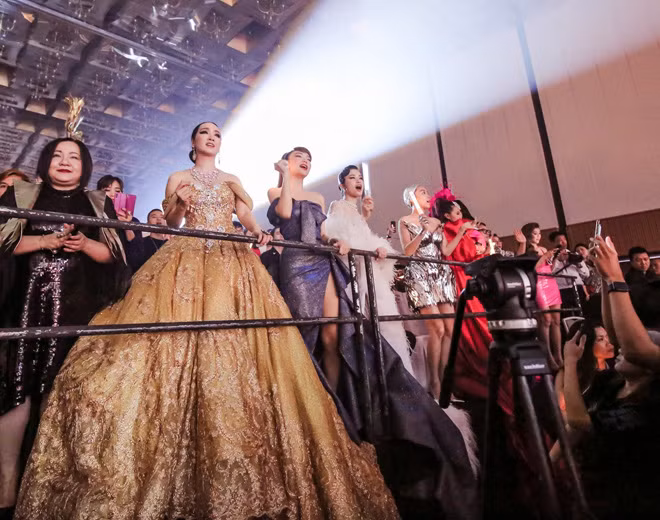 Thậm chí, mặc cho việc đang diện trang phục cầu kỳ, nhiều ngôi sao còn đứng dậy nhún nhảy hết mình cùng nữ ca sĩ.