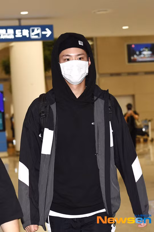 Park Bo Gum vừa hạ cánh an toàn trở về Hàn Quốc sau khi hoàn thành buổi họp fan ở nước ngoài thông qua sân bay quốc tế Incheon. Đây cũng là lần lộ diện công khai đầu tiên trước truyền thông của nam diễn viên sau khi trở thành đối tượng bị cư dân mạng Hàn công kích bởi tin đồn phá hoại tình cảm của cặp đôi Song Joong Ki và Song Hye Kyo.