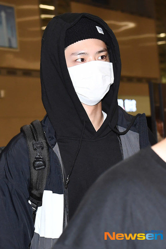 Nam diễn viên thu hút mọi sự chú ý với truyền thông quê nhà. Anh diện trên người bộ trang phục giản dị, đeo khẩu trang và chỉ lộ ra đôi mắt thấm mệt sau chuyến bay dài.