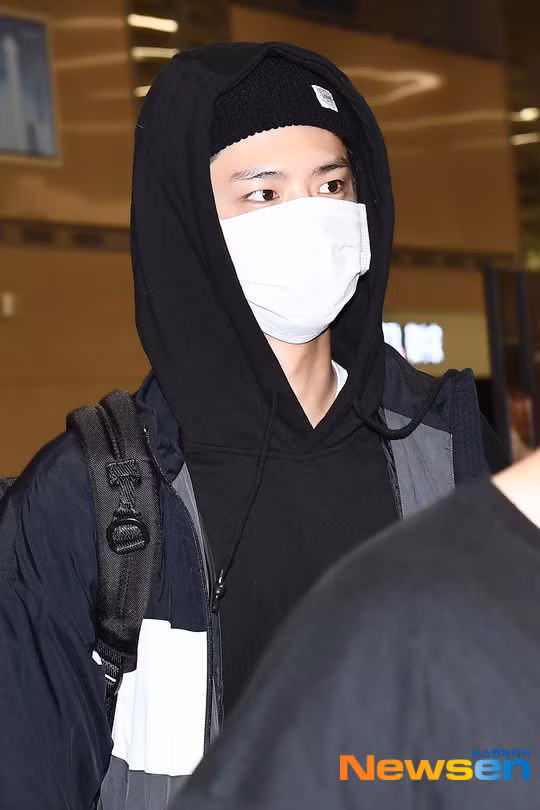 Nam diễn viên thu hút mọi sự chú ý với truyền thông quê nhà. Anh diện trên người bộ trang phục giản dị, đeo khẩu trang và chỉ lộ ra đôi mắt thấm mệt sau chuyến bay dài.