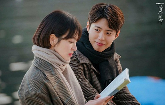 Trước đó, Park Bo Gum từng vướng phải tin đồn "phim giả tình thật" với Song Hye Kyo khi đóng cặp trong Encounter, đồng thời bị cho là nguyên nhân dẫn đến việc nữ diễn viên ly hôn với Song Joong Ki. Hàng loạt lời đồn đoán về vụ việc này đã gây ra những ảnh hưởng tiêu cực đối với danh tiếng của Park Bo Gum.