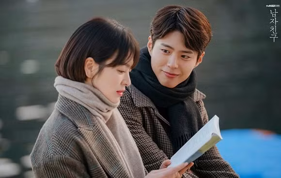 Trước đó, Park Bo Gum từng vướng phải tin đồn "phim giả tình thật" với Song Hye Kyo khi đóng cặp trong Encounter, đồng thời bị cho là nguyên nhân dẫn đến việc nữ diễn viên ly hôn với Song Joong Ki. Hàng loạt lời đồn đoán về vụ việc này đã gây ra những ảnh hưởng tiêu cực đối với danh tiếng của Park Bo Gum.