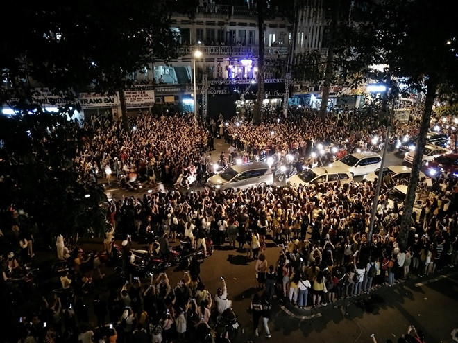 Canh sat dung chich dien de giai tan fan cuong Ji Chang Wook