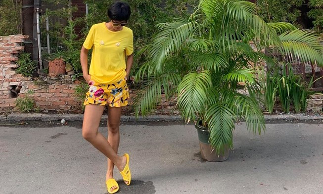 Tuy nhiên, mới đây H'Hen Niê đã trực tiếp giải thích cho việc H'Hen Niê đi dép lê sang nước ngoài. Người đẹp chia sẻ tình trạng ngón chân cái bị mưng mủ, chảy máu và sưng to của mình, đồng thời cho biết tại Canada, tình hình ngón chân bị thương của cô ngày càng nặng hơn. Cô chia sẻ trên trang cá nhân: "Thiệc là đau và nhức, đang lo sắp tới có 1 đôi giày bịt mũi rất đẹp và phải mang nhưng tình hình thế này thì khó quá". Mặc dù thế, khi đi dự sự kiện, H'Hen Niê vẫn phải diện giày cao gót để giữ hình ảnh trước công chúng. Điều này khiến fan của cô không khỏi xót xa, lo lắng cho người đẹp.